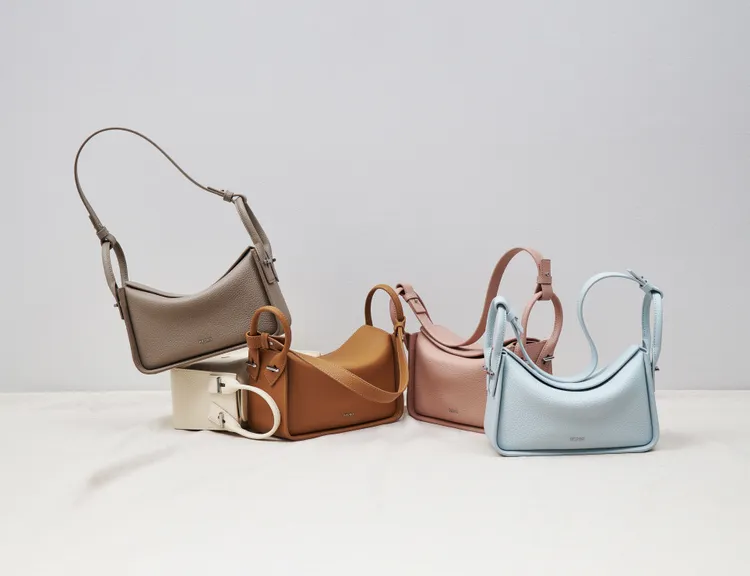 Demi系列以柔軟的荔枝紋小牛皮材質製成。品牌提供