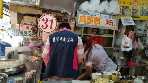 基隆廟口夜市「天一香」出包！油豆腐咬下驚見半隻蟑螂　衛生局出手了