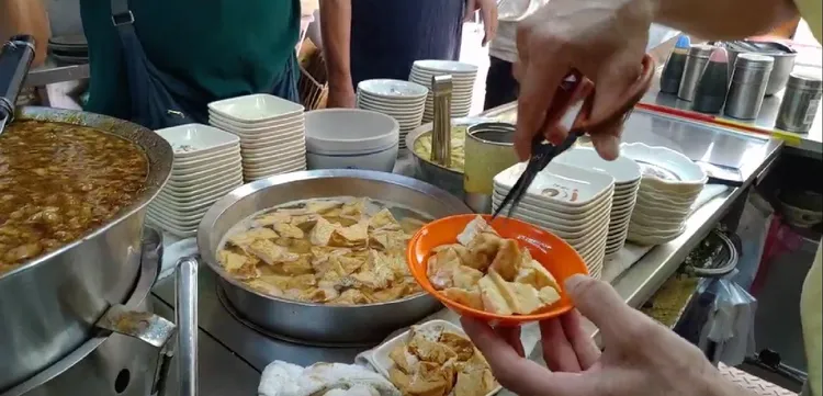 衛生局今天上午前往天一香，剪開現場「油豆腐」食材原料後未發現異常。翻攝照片