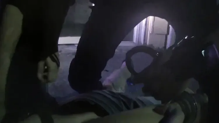 警方將李男上銬。警方提供