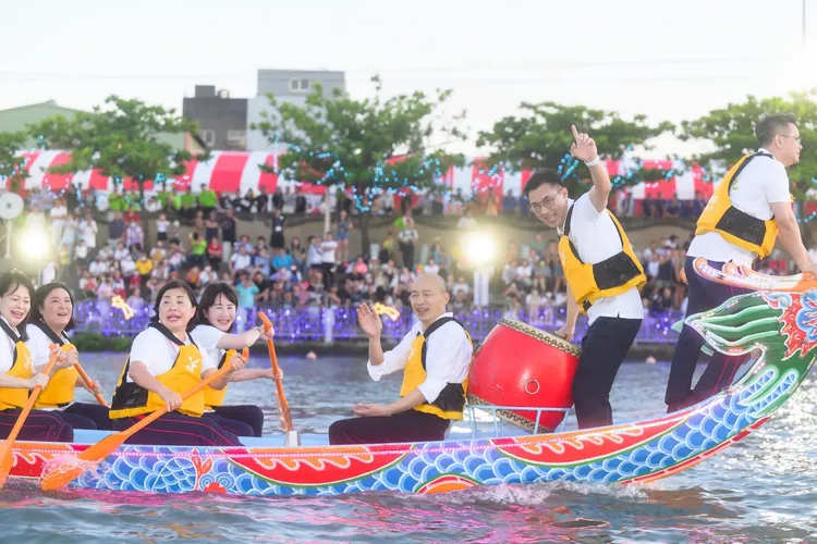 韓國瑜開賽前打趣地說，先前立委們在立法院發生激烈肢體對抗，大家肌肉越來越發達，加上有海龍蛙兵出身的江啟臣擔任鼓手，立院隊的實力不錯。翻攝韓國瑜臉書