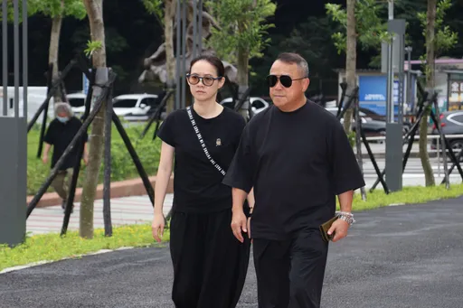 寬姐母親告別式｜曾志偉來了　和女兒曾寶儀現身致意