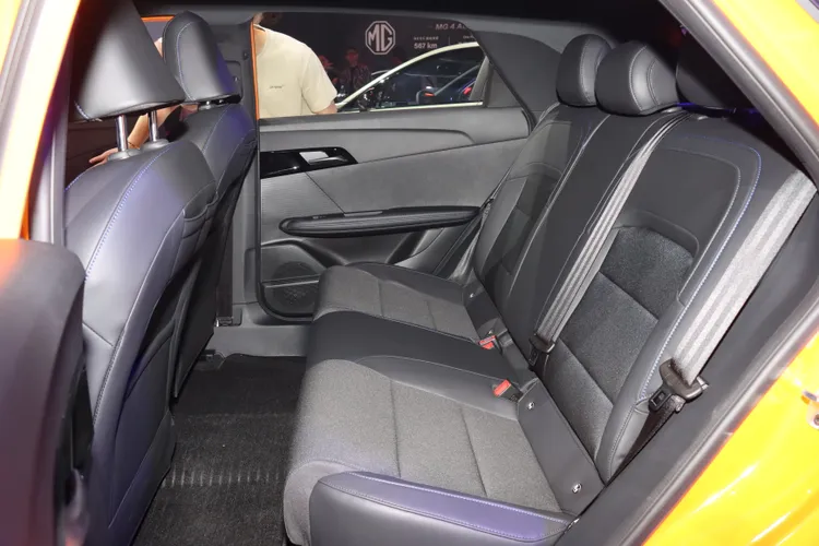 後座空間媲美中型SUV水準，展現電車平台架構的優勢。林浩昇攝