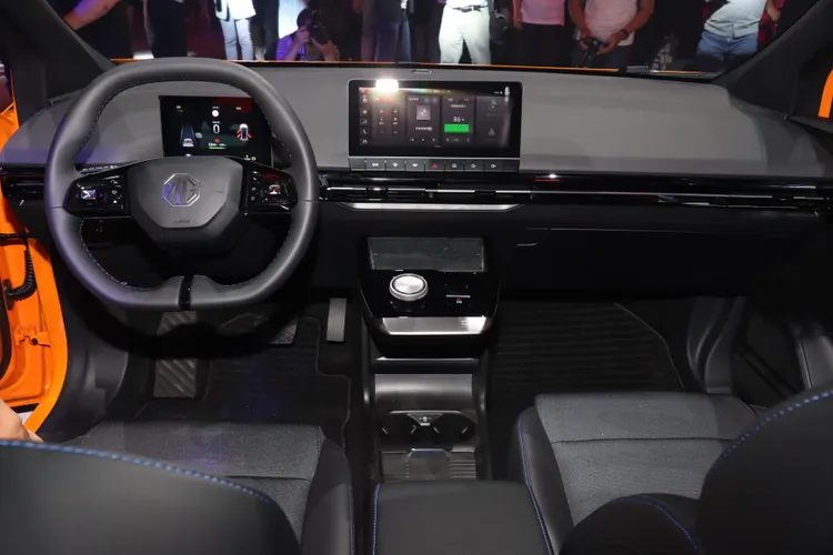 全車系配7吋數位儀表，中控台上方的10.25吋懸浮式影音主機並內建Apple CarPlay及 Android Auto功能。林浩昇攝