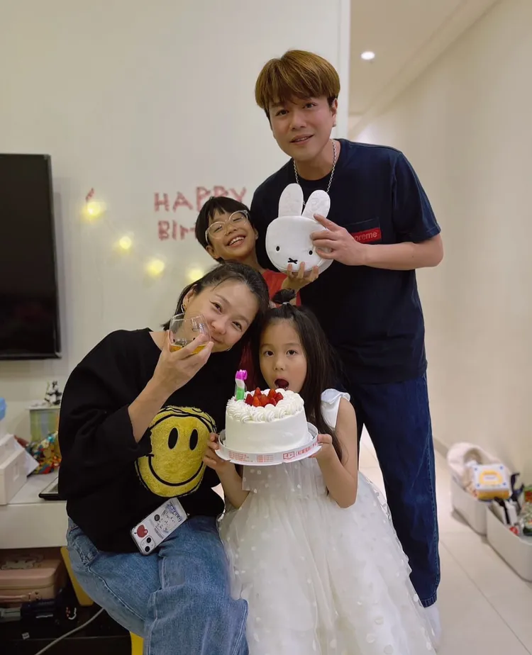 李易（右）和六月擁有一對兒女。翻攝李易IG