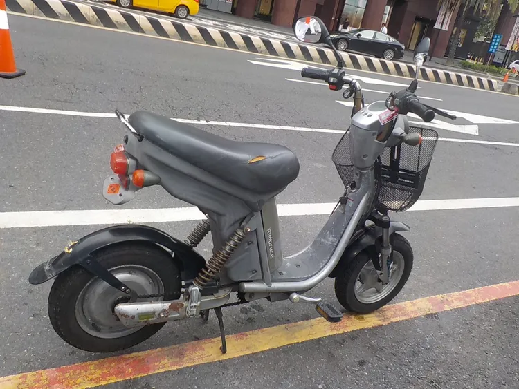 婦人所騎乘的電動腳踏車。讀者提供