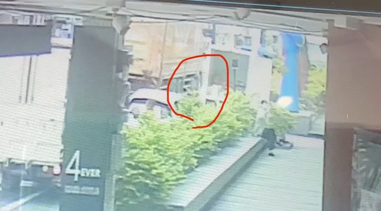 婦人遭大貨車擦撞倒地。讀者提供