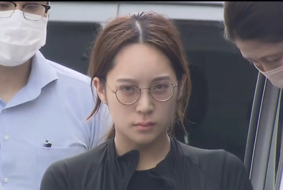 女老師被逮捕畫面。X