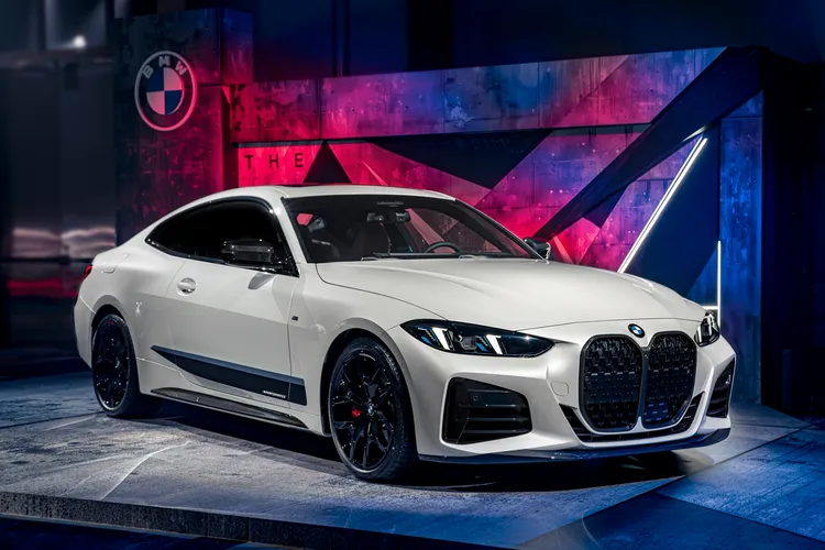 全新BMW 4系列以嶄新的四眼造型日行燈設計帥氣登場，搭配具張力的車肩曲線與視覺上更為降低的車身高度，加上充滿運動感的M空力套件與大口徑的10mm尾管設計，營造出蓄勢待發的跑車姿態。業者提供