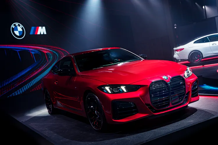 全新BMW M440i xDrive Coupé標配專屬黑色高光澤橫柵式水箱護罩、專屬雙肋型後視鏡蓋與M Sport進階套件，呈現熱血的跑格氛圍。業者提供