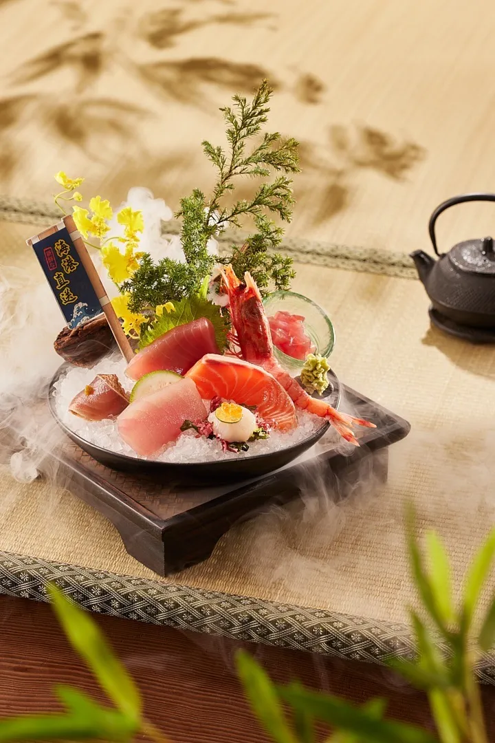 「今が旬の鮪魚刺身盛宴」精選當季現流鮪魚，色澤鮮紅肉質清甜，也品嚐得到其他生食級的時令海鮮，口感豐富。業者提供