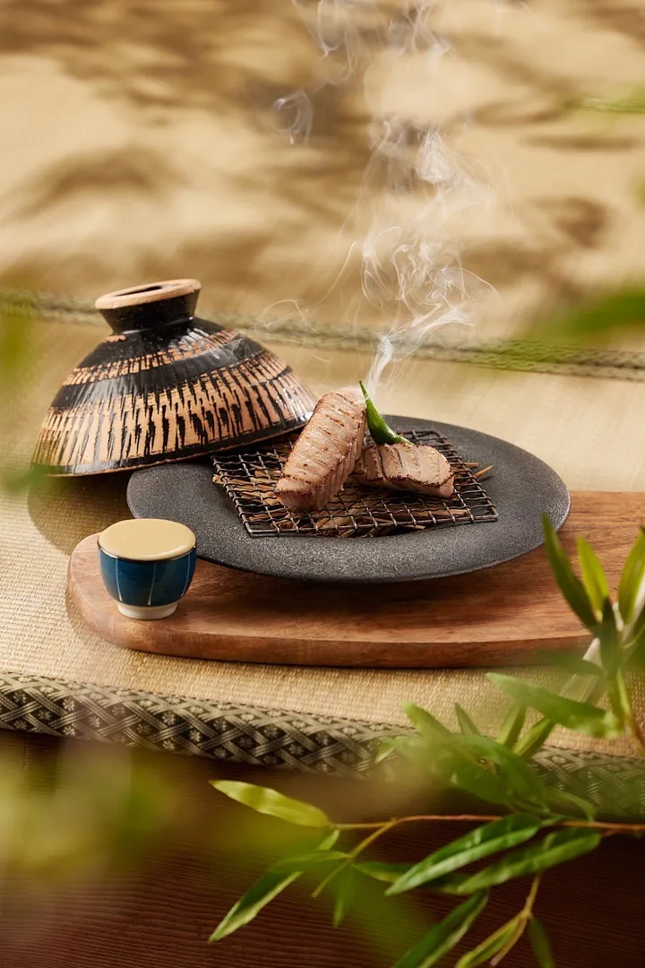 「煙熏鹽麴鮪魚佐料理長自製醬」以特製鹽麴醃漬鮪魚腹排，鎖住豐厚油脂並使肉質軟嫩，並融合鹽麴的淡雅及煙燻香氣，搭配料理長自製剝皮辣椒醬。業者提供