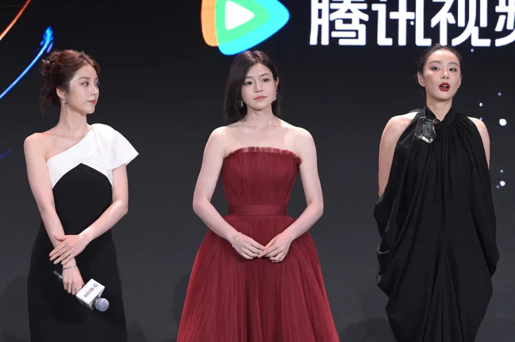 陳妍希（中）一身紅很顯眼。翻攝娛樂圈茶水間微博