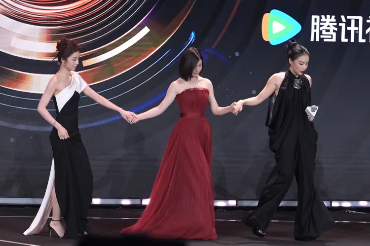 高葉（右起）、陳妍希、萬鵬手拉手上台。翻攝娛樂圈茶水間微博