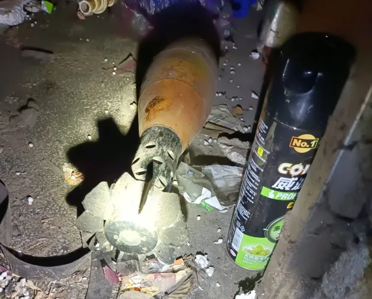 該未爆彈至少有50公分長。警方提供