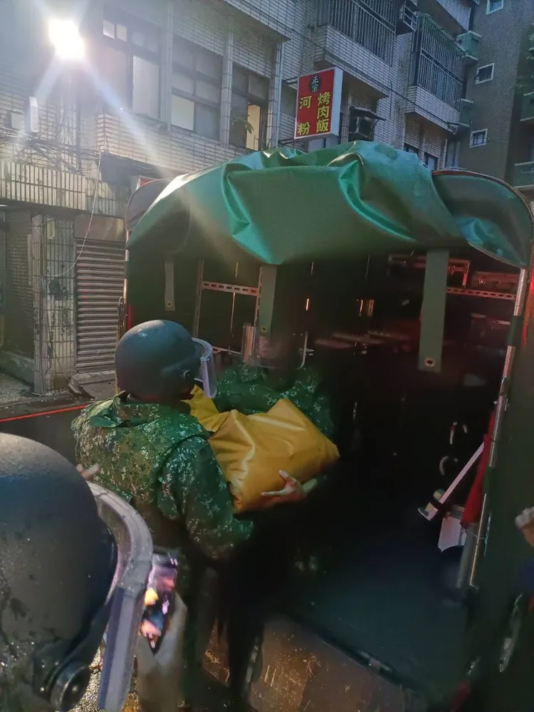 軍方派員將水雷帶回。警方提供