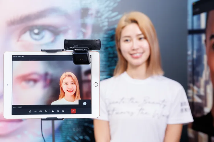 媚比琳與微軟合作推出「Ready-in-a-click」，在微軟的Teams線上會議一點即可選擇12款潮流妝容。萊雅提供。