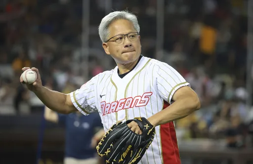 黃仁勳穿93號球衣為味全龍開球！擔任捕手的竟是他