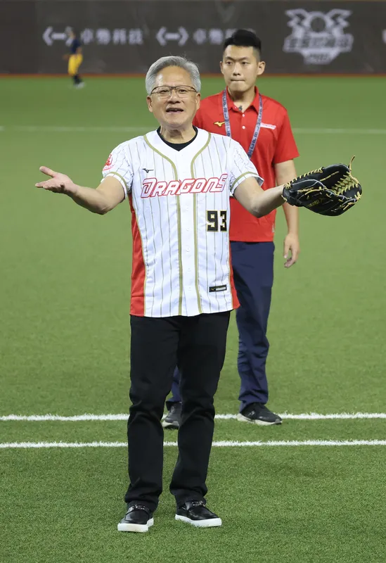 黃仁勳開球。  中央社