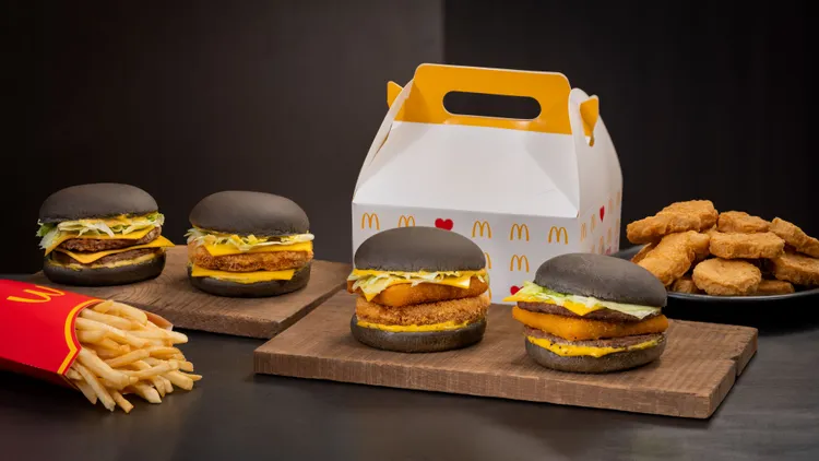 「微牽絲起司排雙牛堡」與「微牽絲起司排脆豬堡」回歸。業者提供