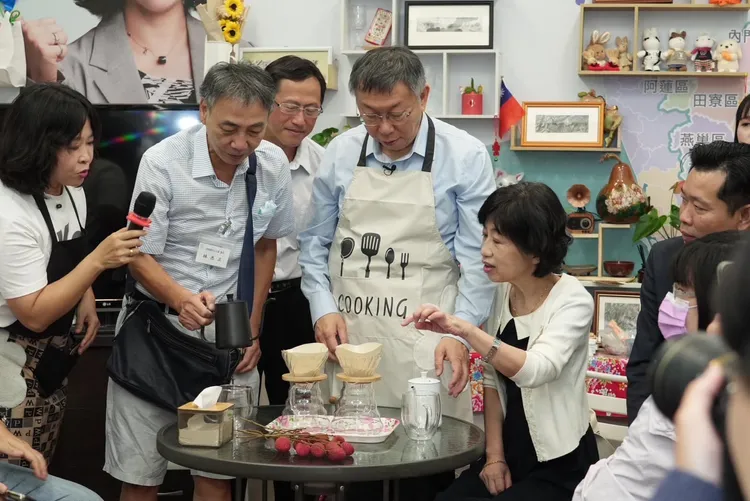 柯文哲2日到高雄跑行程，偕妻子陳佩琪等人到美濃體驗手沖咖啡及與黨員會談。翻攝自柯文哲臉書