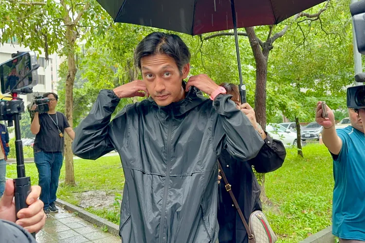 唐治平半小時後，離開士林地檢署，再度否認母親過世的消息。特勤中心攝