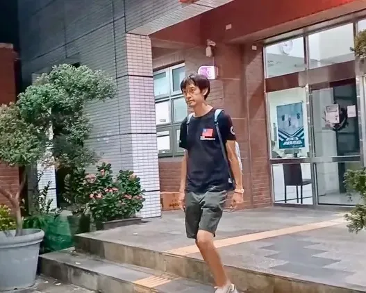 唐治平昨晚到淡水警分局水碓派出所領取母親死亡通知單。讀者提供