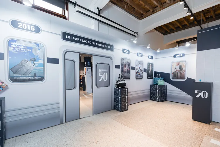 「品牌歷史牆」展示出50年來的重要大事紀。品牌提供