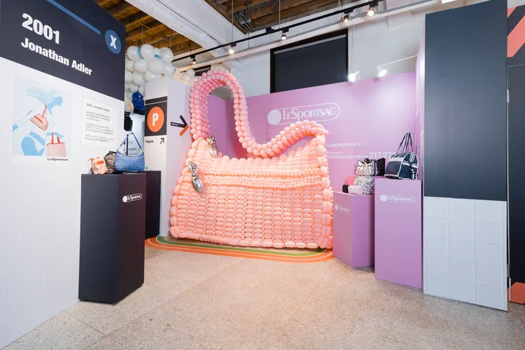 LeSportsac用粉色氣球組成品牌最暢銷的斜背包。品牌提供