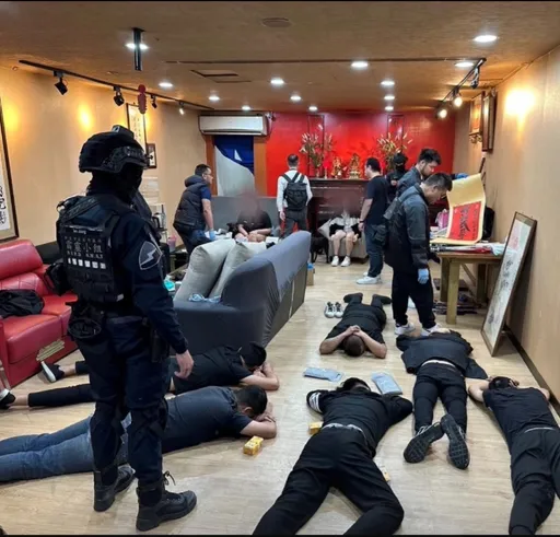 新北警拆黑幫堂口逮12嫌　惡會長率少年砍人「屋藏雙槍隨時火拼」