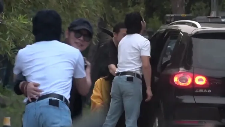 李連杰日前走訪吳京工作室，臨別時互相擁抱，吳京幫他關車門。翻攝曉娛微博