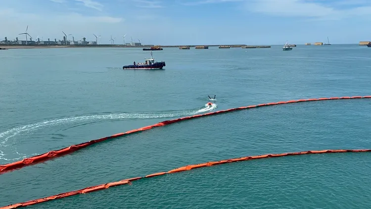 海上設攔油索圍堵油污演練。環保局提供