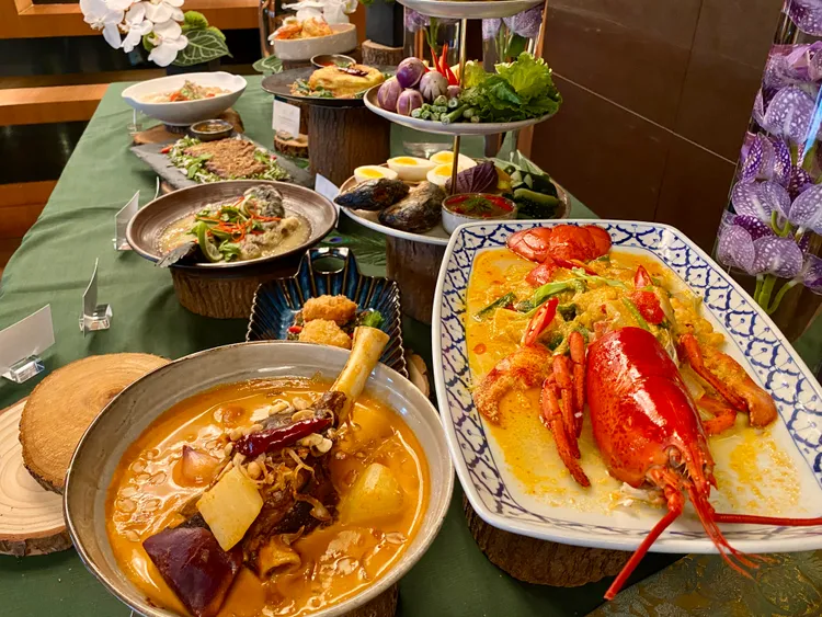 「黃咖哩炒波士頓龍蝦」（圖前右）。莊偉祺攝