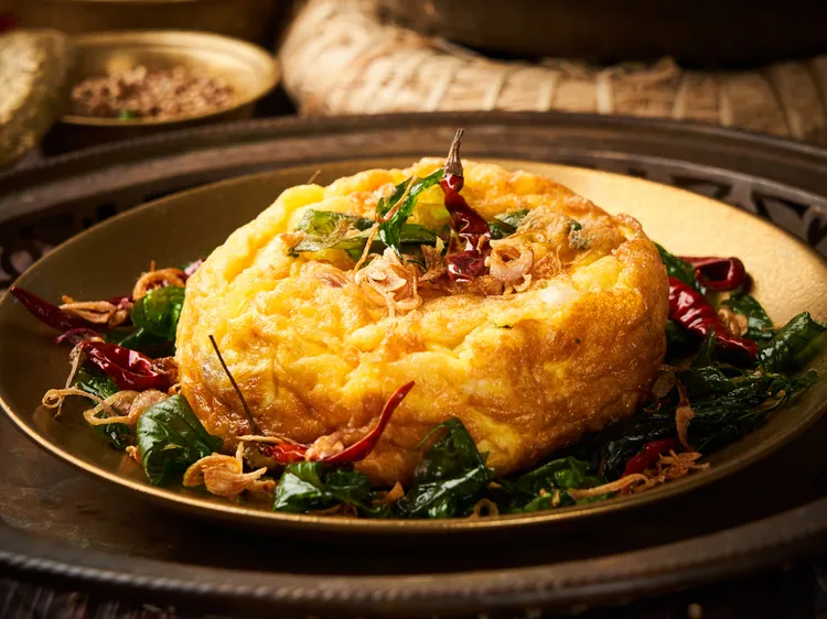 Netflix紀錄片《世界小吃》中介紹曼谷在地必嚐的「蟹肉烘蛋」。業者提供