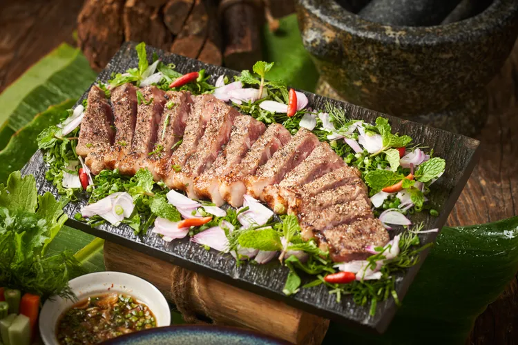 「碳烤澳洲M9和牛佐泰式香料沙拉」。業者提供