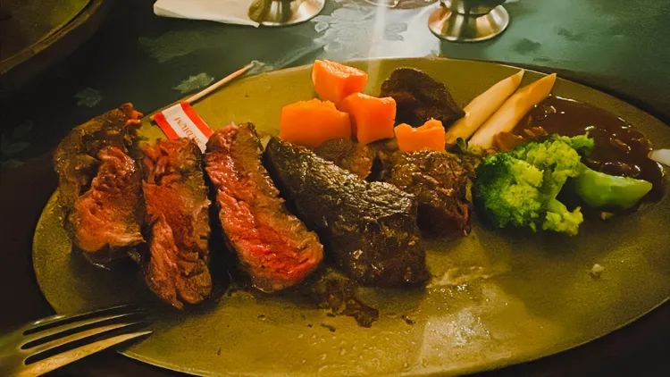 2人享用牛排大餐。翻攝蕭淑慎臉書