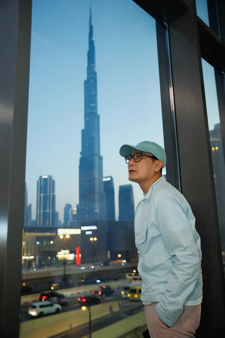 張信哲趁工作空檔拍Vlog。潮水音樂提供