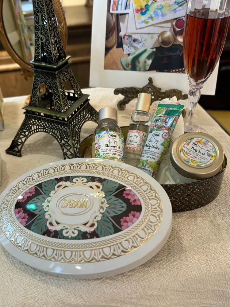 SABON香絮巴黎香氛沐浴保養錫裝禮盒，包含100ml沐浴油、60g身體磨砂膏、30ml清爽保濕凝凍、30ml宣言香水，2880元。張家玲攝
