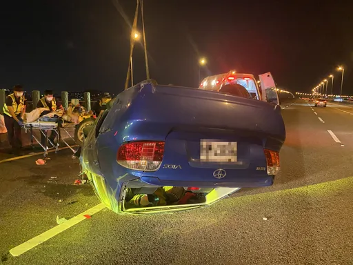 43歲女酒駕上國道　撞護欄翻滾數圈！人壓車下送醫亡