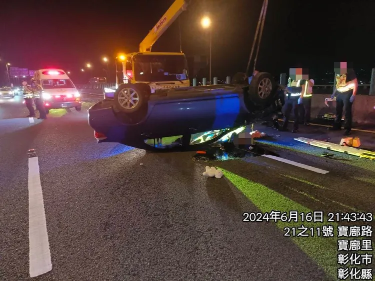 車輛翻覆在外側車道。民眾提供