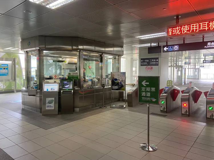 各站防護裝備均配置在車站「民眾詢問處」。警方提供