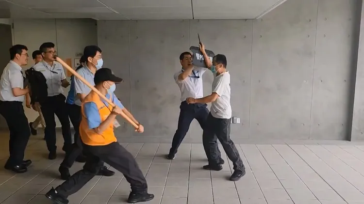 市警局技術教官林建志指導中捷保全及站務員，臂盾與長棍搭配運用方法。警方提供