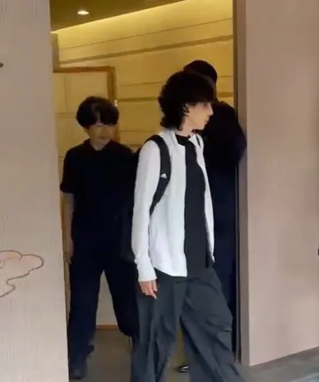 萬芳素顏，身形削瘦，不發一語，離開靈堂。