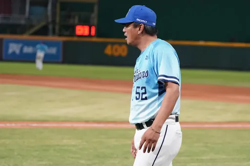 陳金鋒怒了！桃猿兩度關燈　他火大直衝三壘抗議