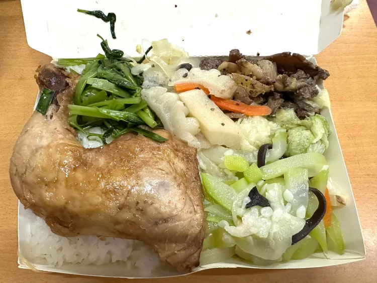 民眾買「5菜＋大雞腿」自助餐竟只要60元。翻攝《爆廢1公社》臉書