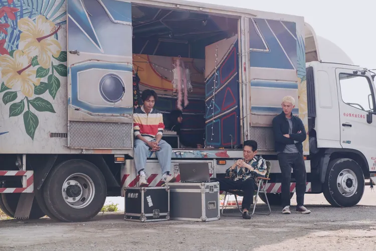 《塑膠花》講述一群邊緣人因緣際會展開逃亡之旅，吳慷仁（右起）、高捷、李沐、林鶴軒。