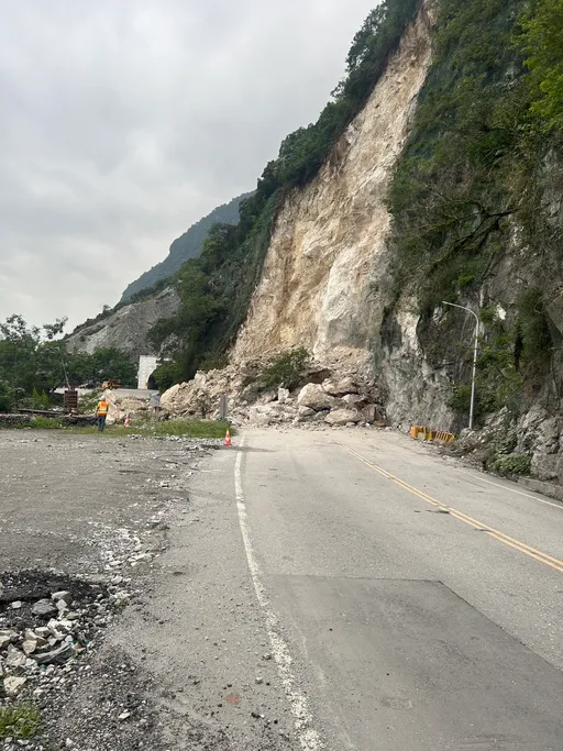 苏花公路又中断!大雨酿崇德隧道大量落石坍方 公路局抢修中