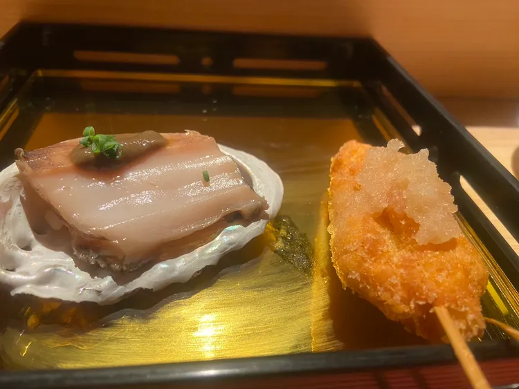 磯煮鮑魚(左)與炸白油旗魚串。陳揚盛攝