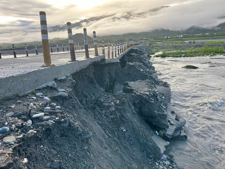 花蓮高寮大橋便道側面可見嚴重掏空。玉里鎮公所提供