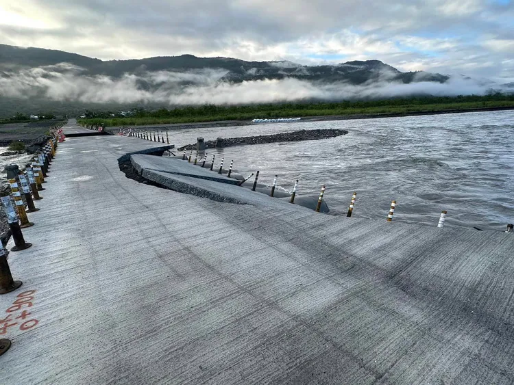 花蓮高寮大橋便道搶通1天又被大水沖斷。玉里鎮公所提供